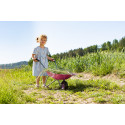 Carretilla metálica infantil Rolly Toys con tazón de metal resistente y mangos ergonómicos para juego al aire libre.
