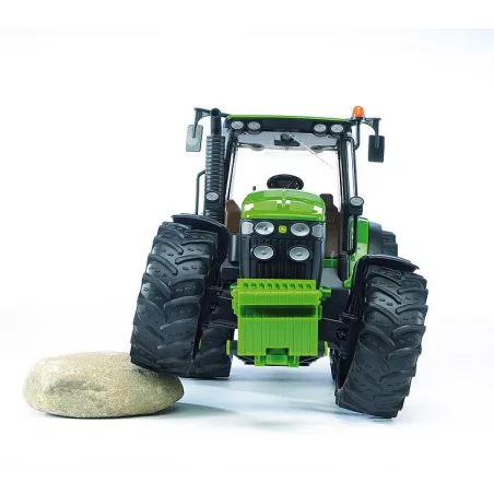 Tractor de juguete John Deere 7930 de Bruder a escala 1:16