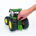 Tractor de juguete John Deere 7930 de Bruder a escala 1:16