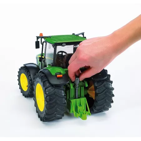 Tractor de juguete John Deere 7930 de Bruder a escala 1:16