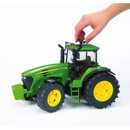 Tractor de juguete John Deere 7930 de Bruder a escala 1:16