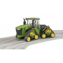 Tractor de juguete John Deere 9620RX a escala 1:16 de Bruder con sistema de orugas y dirección articulada.