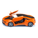 Miniatura de juguete BMW i8 LCI a escala 1:50 en metal y plástico con puertas que se abren y neumáticos cambiables.