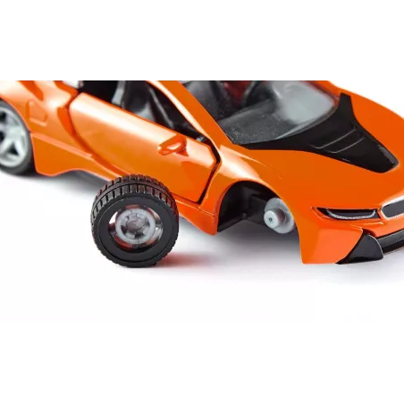 Miniatura de juguete BMW i8 LCI a escala 1:50 en metal y plástico con puertas que se abren y neumáticos cambiables.