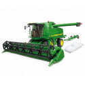 Cosechadora de juguete John Deere T670i de Bruder a escala 1:16 con cabezal de corte móvil.