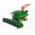 Cosechadora de juguete John Deere T670i de Bruder a escala 1:16 con cabezal de corte móvil.