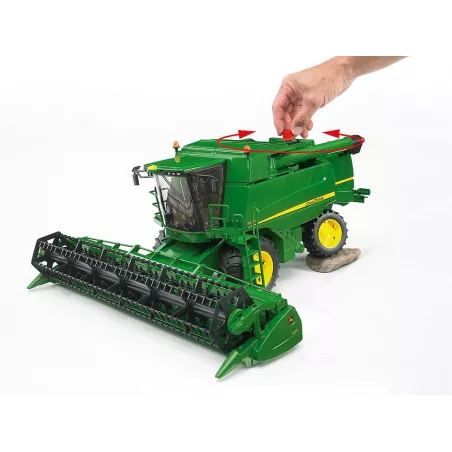 Cosechadora de juguete John Deere T670i de Bruder a escala 1:16 con cabezal de corte móvil.