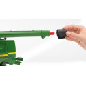 Cosechadora de juguete John Deere T670i de Bruder a escala 1:16 con cabezal de corte móvil.