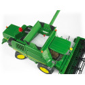 Cosechadora de juguete John Deere T670i de Bruder a escala 1:16 con cabezal de corte móvil.