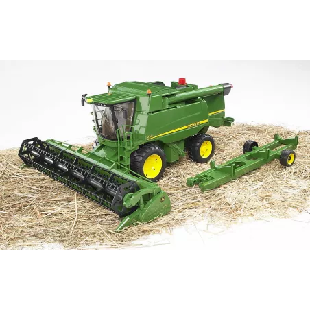 Cosechadora de juguete John Deere T670i de Bruder a escala 1:16 con cabezal de corte móvil.