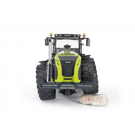 Tractor de juguete Claas Xerion 5000 de Bruder a escala 1:16 con cabina giratoria y neumáticos perfilados.