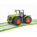 Tractor de juguete Claas Xerion 5000 de Bruder a escala 1:16 con cabina giratoria y neumáticos perfilados.