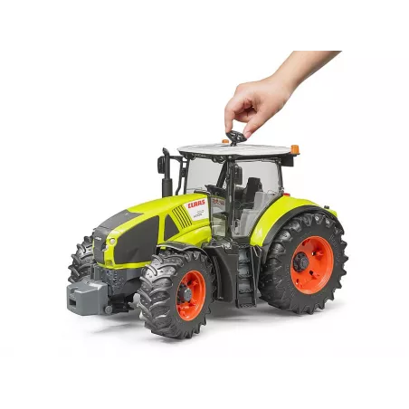 Tractor de juguete Claas Axion 950 de Bruder a escala 1:16 con capó y puertas practicables.