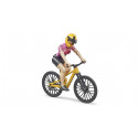 Bicicleta de montaña de juguete Bruder con figura articulada bworld y casco