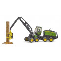 Juguete procesadora forestal John Deere 1270G de Bruder a escala 1:16 con un tronco.