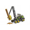 Juguete procesadora forestal John Deere 1270G de Bruder a escala 1:16 con un tronco.