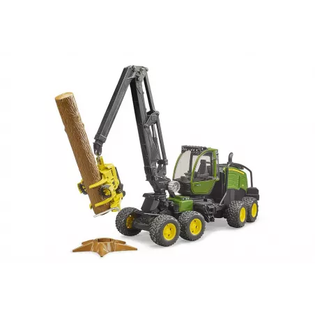 Juguete procesadora forestal John Deere 1270G de Bruder a escala 1:16 con un tronco.