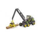 Juguete procesadora forestal John Deere 1270G de Bruder a escala 1:16 con un tronco.