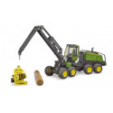 Juguete procesadora forestal John Deere 1270G de Bruder a escala 1:16 con un tronco.