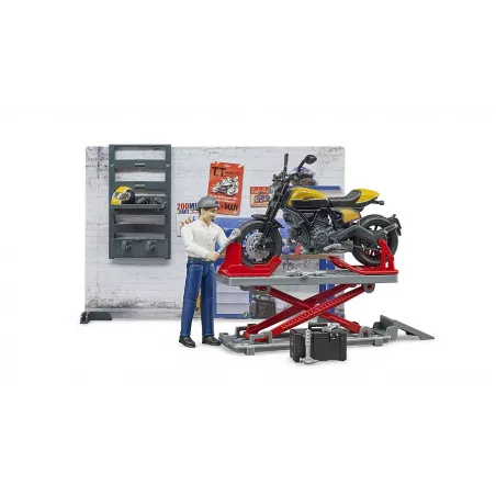 Taller de motos bworld con moto Scrambler Ducati Full Throttle a escala 1:16 y equipamiento de juguete.