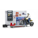 Taller de motos bworld con moto Scrambler Ducati Full Throttle a escala 1:16 y equipamiento de juguete.