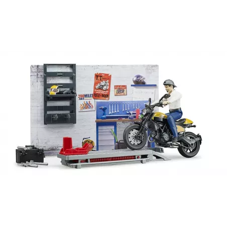 Taller de motos bworld con moto Scrambler Ducati Full Throttle a escala 1:16 y equipamiento de juguete.
