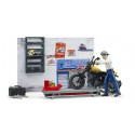 Taller de motos bworld con moto Scrambler Ducati Full Throttle a escala 1:16 y equipamiento de juguete.