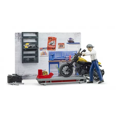 Taller de motos bworld con moto Scrambler Ducati Full Throttle a escala 1:16 y equipamiento de juguete.