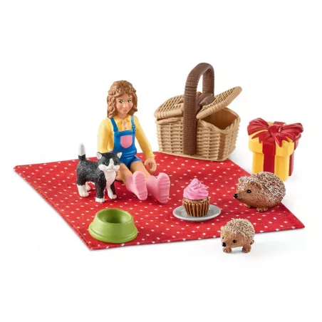 Set de juguete Pícnic de Cumpleaños Schleich con Sarah, gatito, erizos, cupcake y regalo.