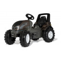 Tractor a pedales infantil Rolly Farmtrac Premium Valtra con asiento ajustable para juegos al aire libre.