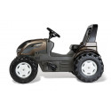 Tractor a pedales infantil Rolly Farmtrac Premium Valtra con asiento ajustable para juegos al aire libre.