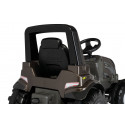 Tractor a pedales infantil Rolly Farmtrac Premium Valtra con asiento ajustable para juegos al aire libre.