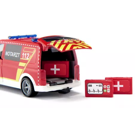 Ambulancia de juguete VW T6 a escala 1:50 con puertas que se abren y detalles de metal.