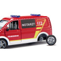 Ambulancia de juguete VW T6 a escala 1:50 con puertas que se abren y detalles de metal.
