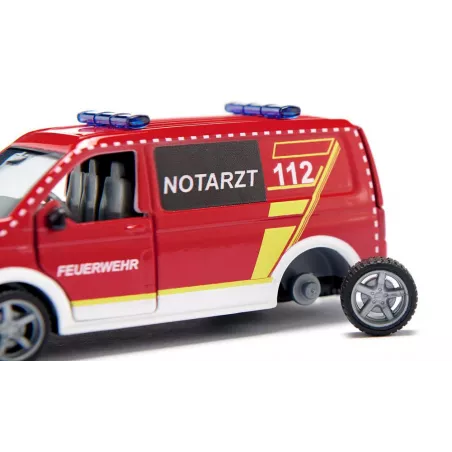 Ambulancia de juguete VW T6 a escala 1:50 con puertas que se abren y detalles de metal.