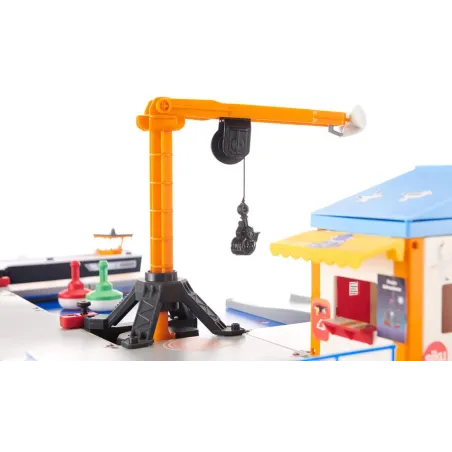 Estación de suministro para barcos de juguete detallada, fabricada en metal y plástico resistente.