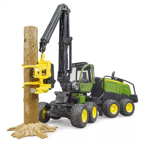 Juguete procesadora forestal John Deere 1270G de Bruder a escala 1:16 con un tronco.