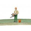 Trabajador forestal con accesorios