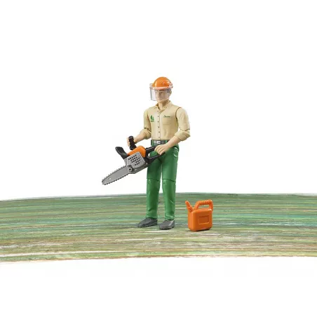 Trabajador forestal con accesorios