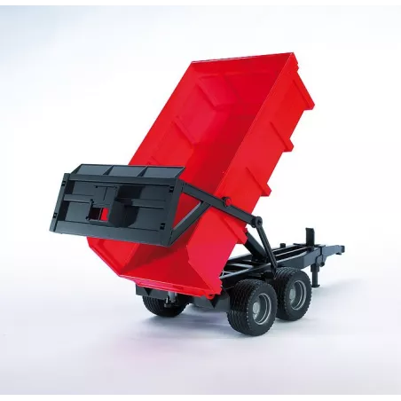 Remolque rojo de juguete Bruder a escala 1:16 con caja basculante y neumáticos perfilados.