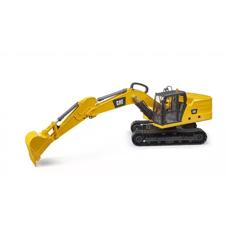 Excavadora de cadenas Cat de juguete Bruder a escala 1:16 con brazo móvil y cabina detallada.