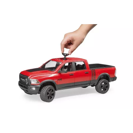 Camión de juguete RAM 2500 Power Wagon marca Bruder a escala 1:16 con puertas móviles.