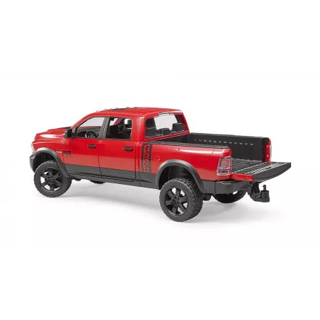 Camión de juguete RAM 2500 Power Wagon marca Bruder a escala 1:16 con puertas móviles.