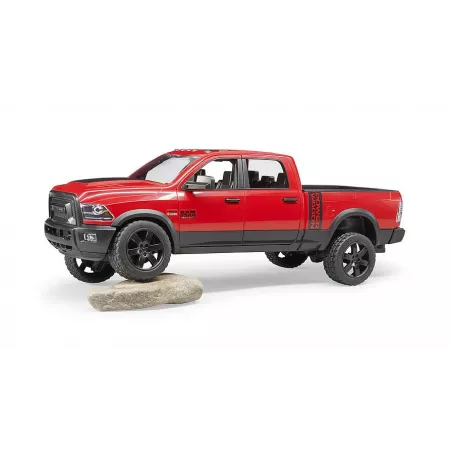 Camión de juguete RAM 2500 Power Wagon marca Bruder a escala 1:16 con puertas móviles.