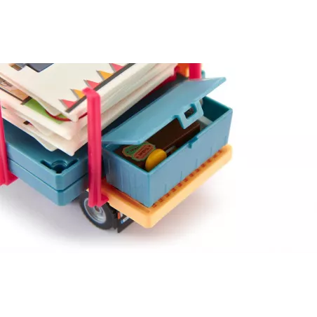 Camión de juguete a escala 1:50 transportando una casa prefabricada de metal y plástico