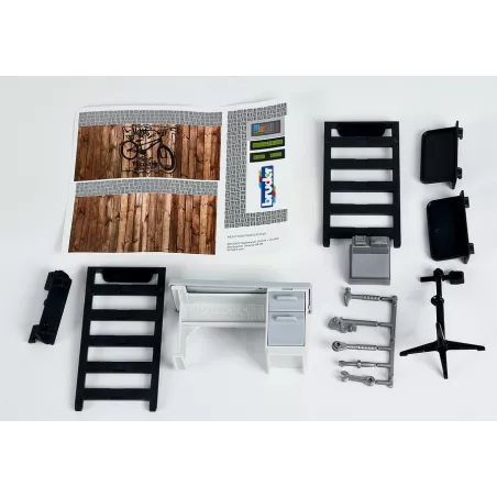 Tienda de bicicletas de juguete Bruder a escala 1:16 con accesorios bworld para dioramas y escenarios urbanos.