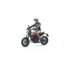 Moto de juguete Ducati Desert Sled a escala 1:16 con figura de piloto articulado de Bruder.