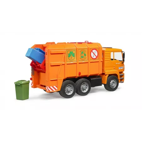 Camión de basura de juguete MAN TGA naranja a escala 1:16 con funciones de carga y descarga.
