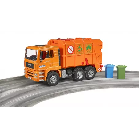 Camión de basura de juguete MAN TGA naranja a escala 1:16 con funciones de carga y descarga.