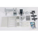 Set de equipamiento de oficina de juguete Bruder a escala 1:16 con escritorio y accesorios detallados.
